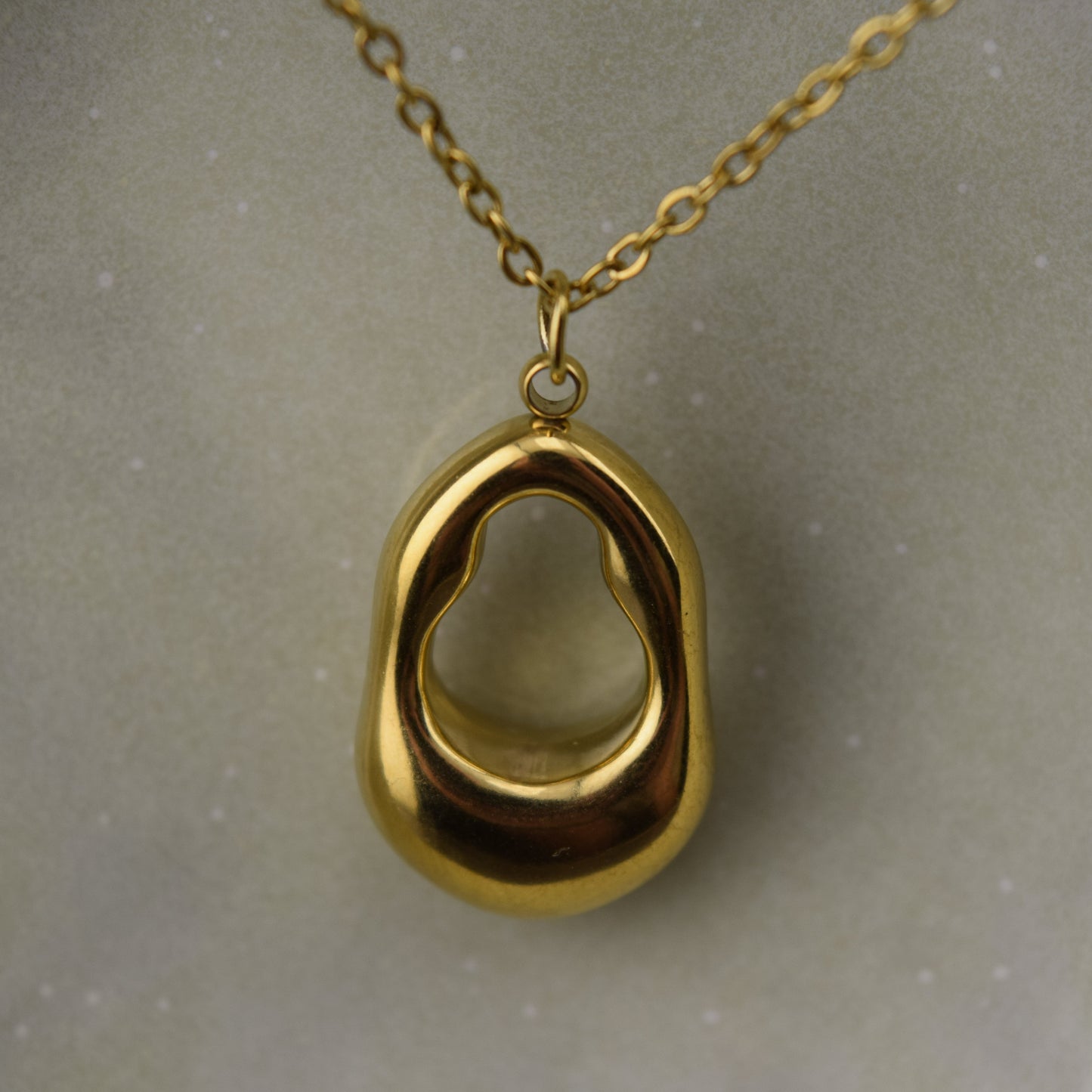 Golden Hollow Necklace – Tarnish-Free / Titanium Steel / Hypoallergenic