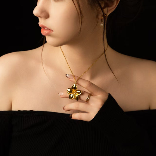 Golden Bloom Necklace - Tarnish- Free / Waterproof / Hypoallergenic