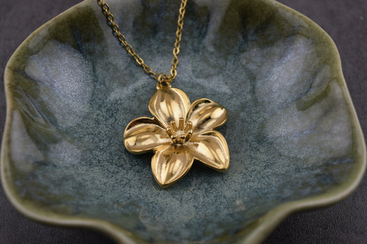 Golden Bloom Necklace - Tarnish- Free / Waterproof / Hypoallergenic